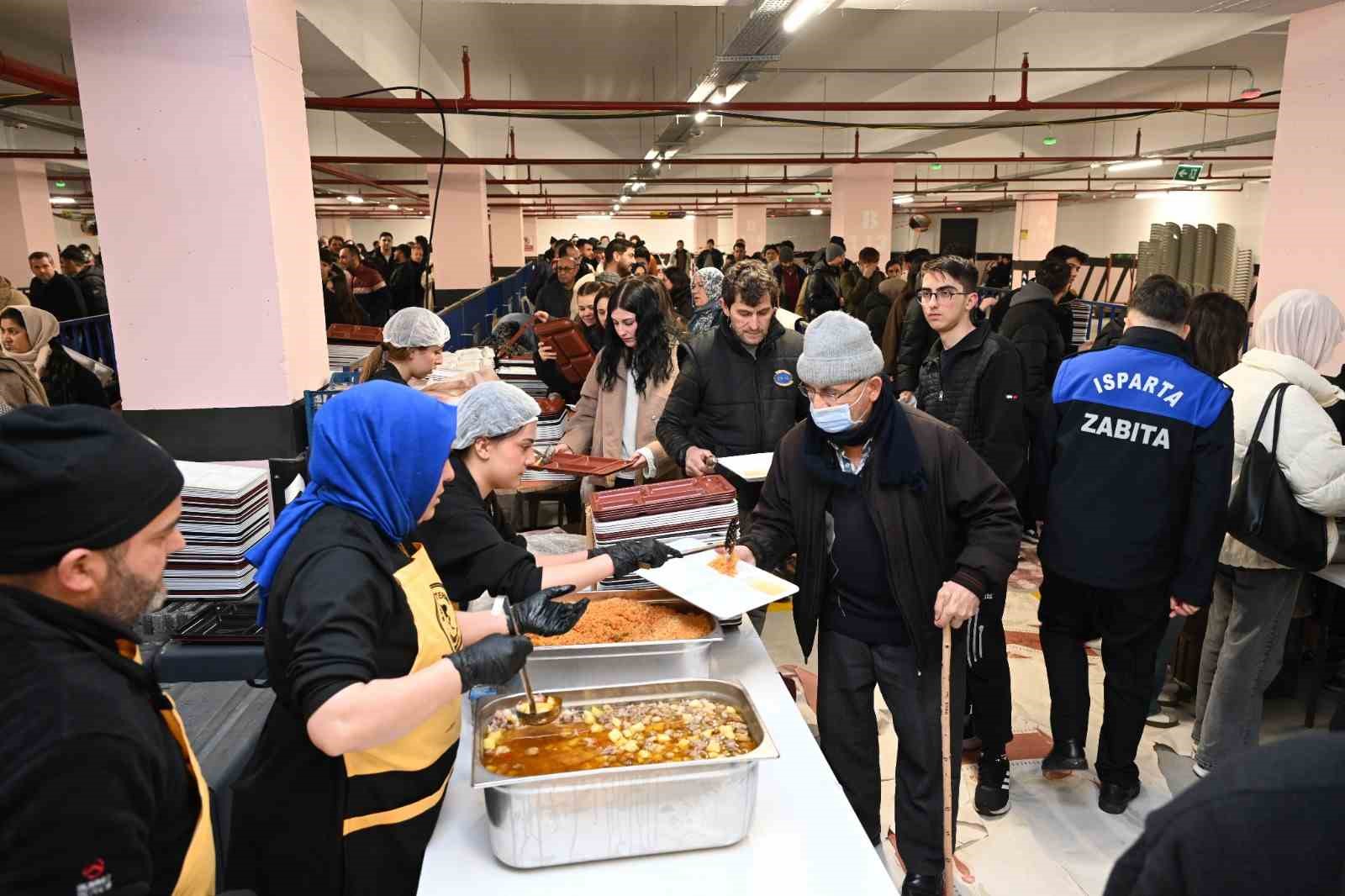 Isparta Belediyesi’nin iftar sofraları birlik ve beraberlik ruhunu pekiştiriyor
