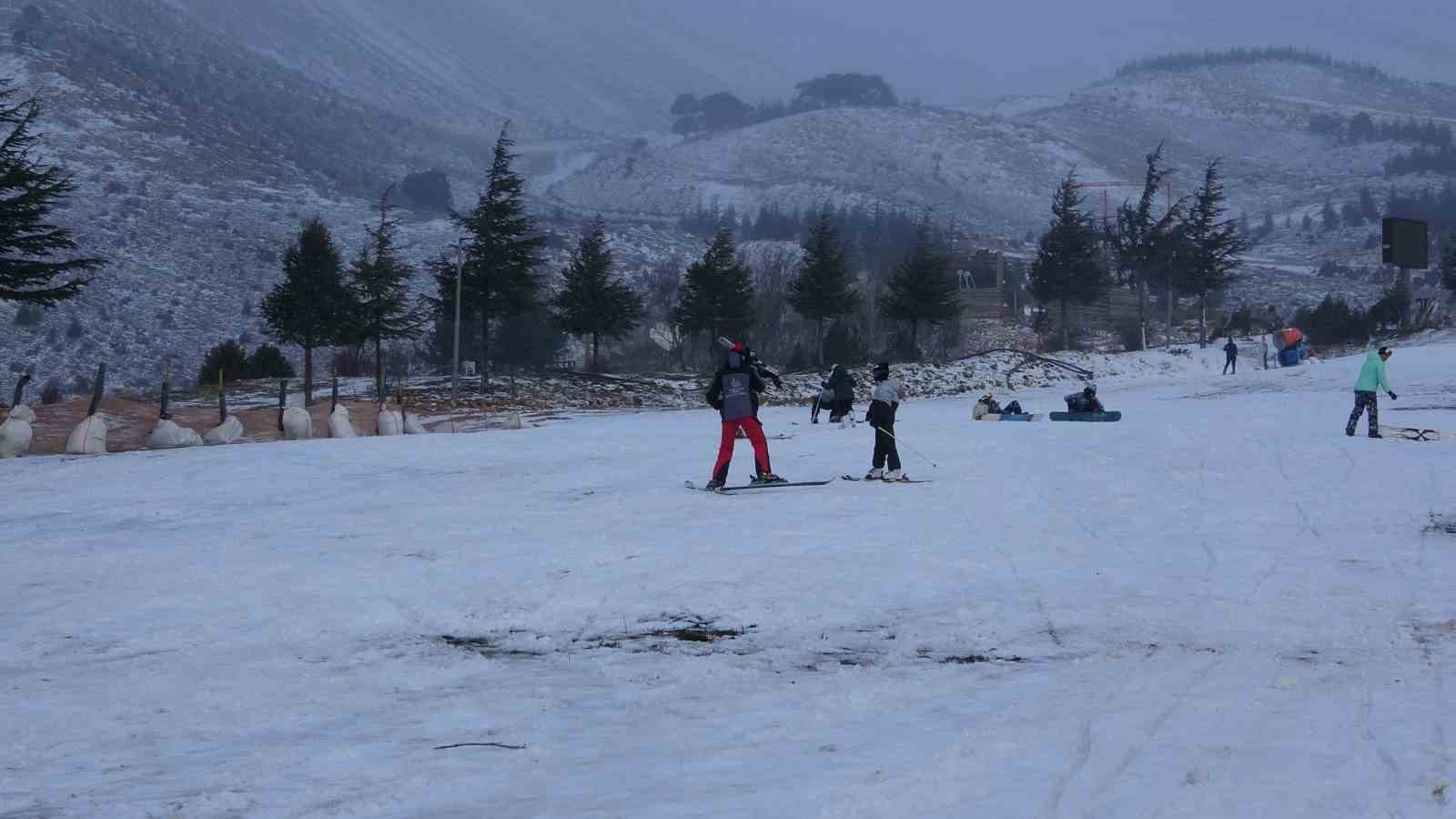 Isparta Davraz’da suni karla kayak keyfi devam ediyor

