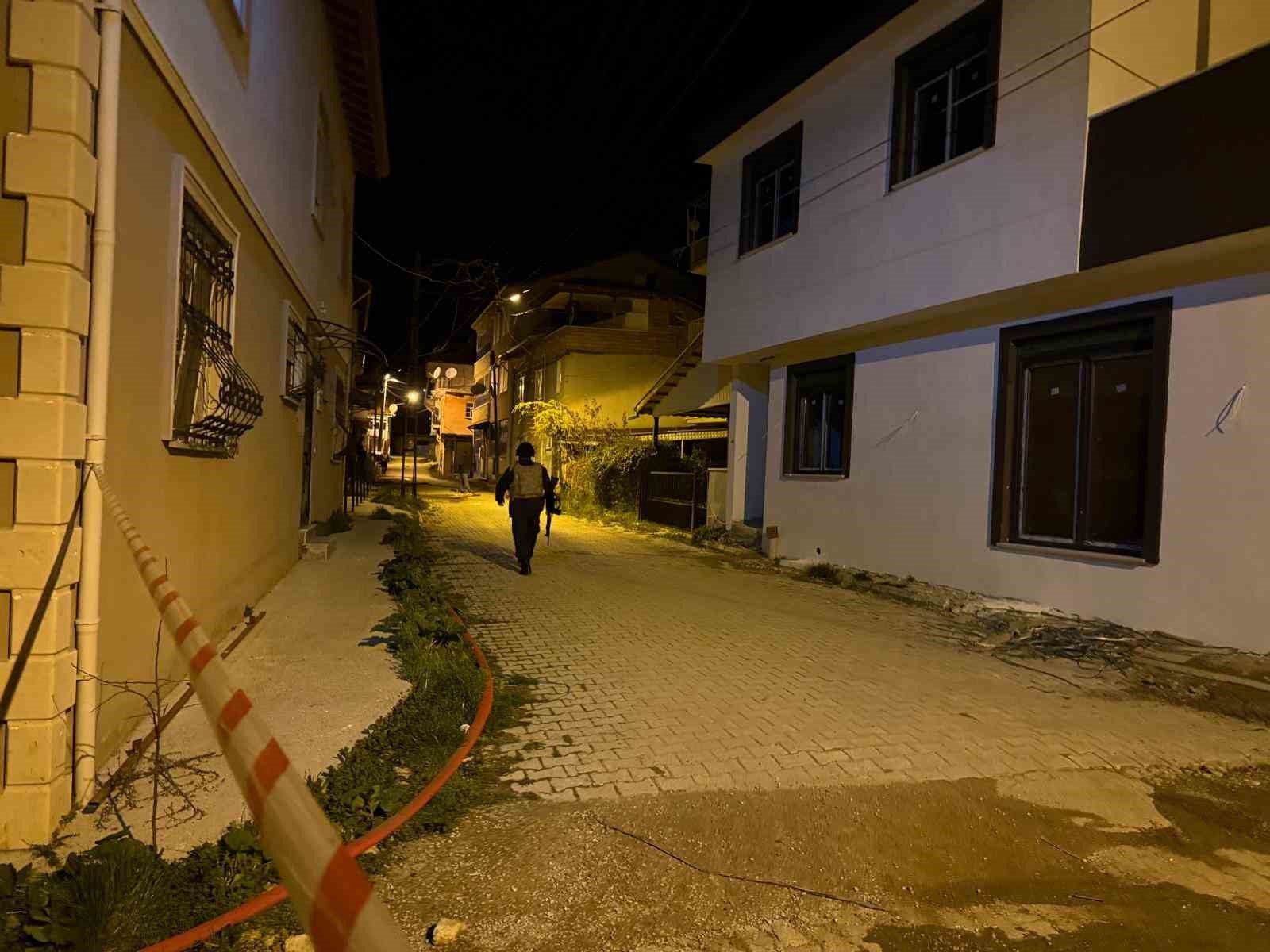Isparta’da 3 evi kundaklayıp başka bir eve giren yaşlı adam 10 saatte ikna edildi
