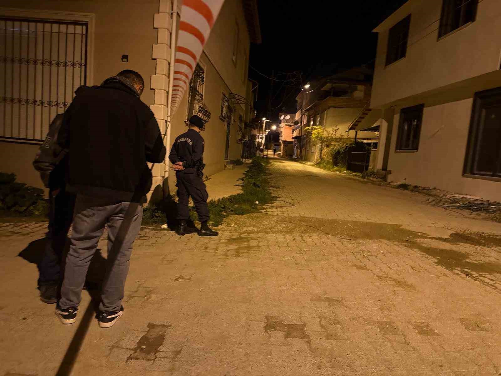Isparta’da 3 evi kundaklayıp başka bir eve giren yaşlı adam 10 saatte ikna edildi

