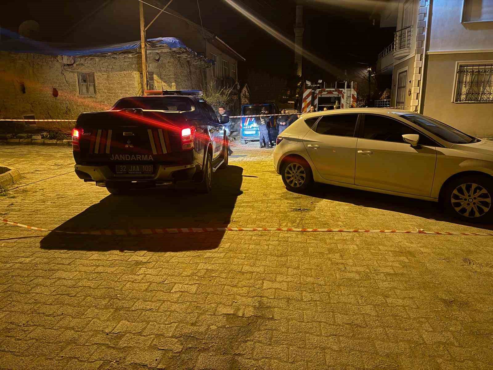 Isparta’da 3 evi kundaklayıp başka bir eve giren yaşlı adam 10 saatte ikna edildi
