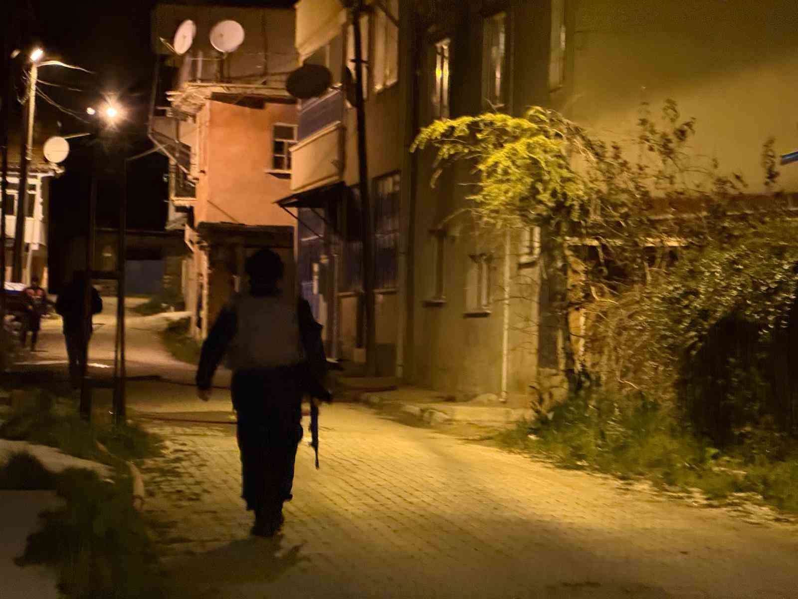 Isparta’da 3 evi kundaklayıp başka bir eve giren yaşlı adam 10 saatte ikna edildi
