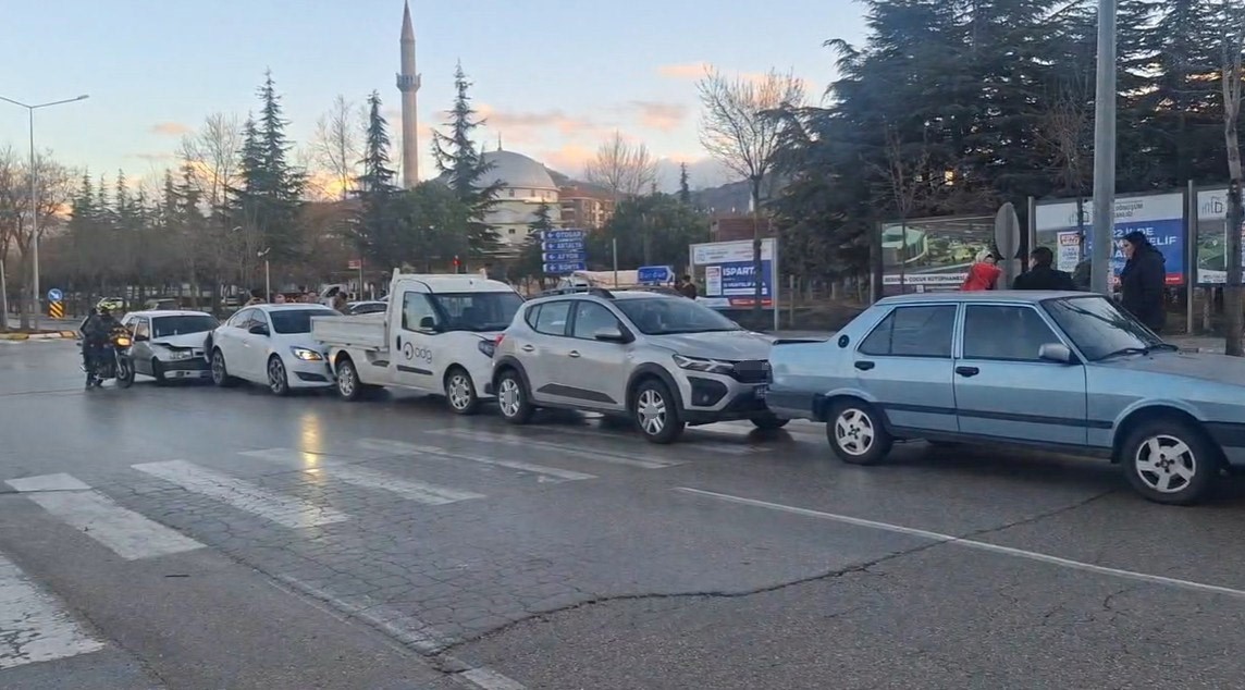Isparta’da 7 aracın karıştığı zincirleme kaza
