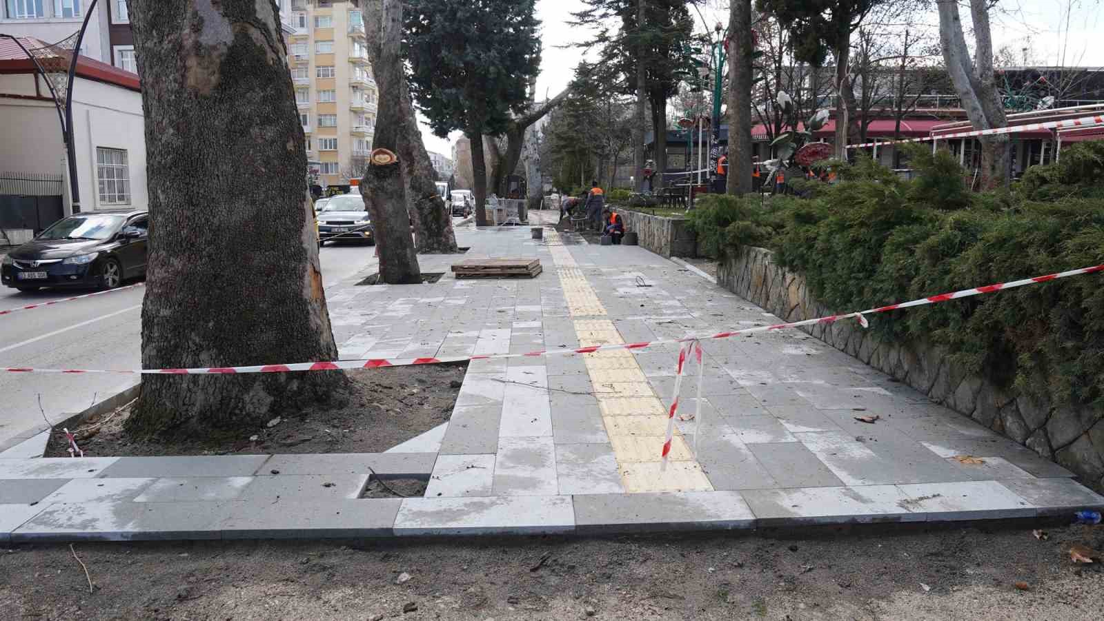 Isparta’da Atatürk Parkı altındaki kaldırım yenileniyor
