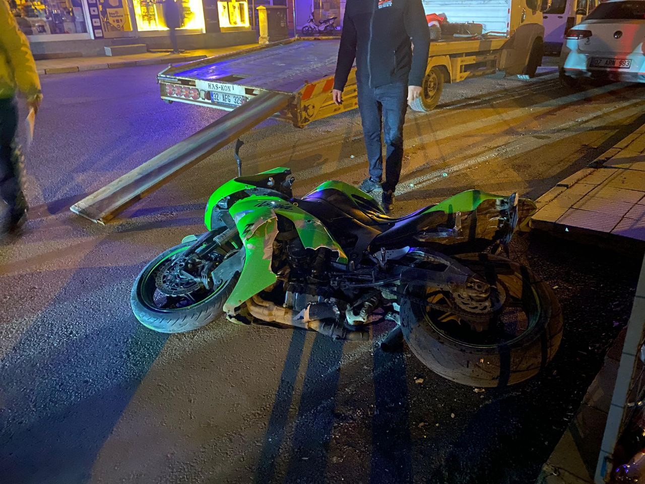 Isparta’da aydınlatma direğine çarpan motosikletteki 2 kişi yaralandı
