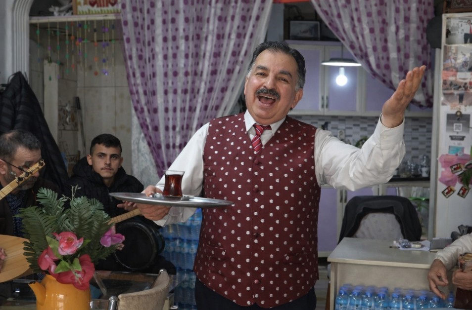 Isparta’da bu çay ocağına stresli giren türkü söyleyerek çıkıyor
