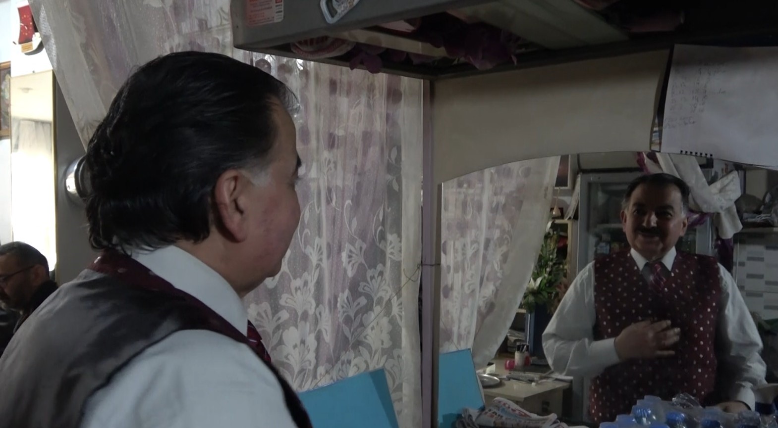 Isparta’da bu çay ocağına stresli giren türkü söyleyerek çıkıyor
