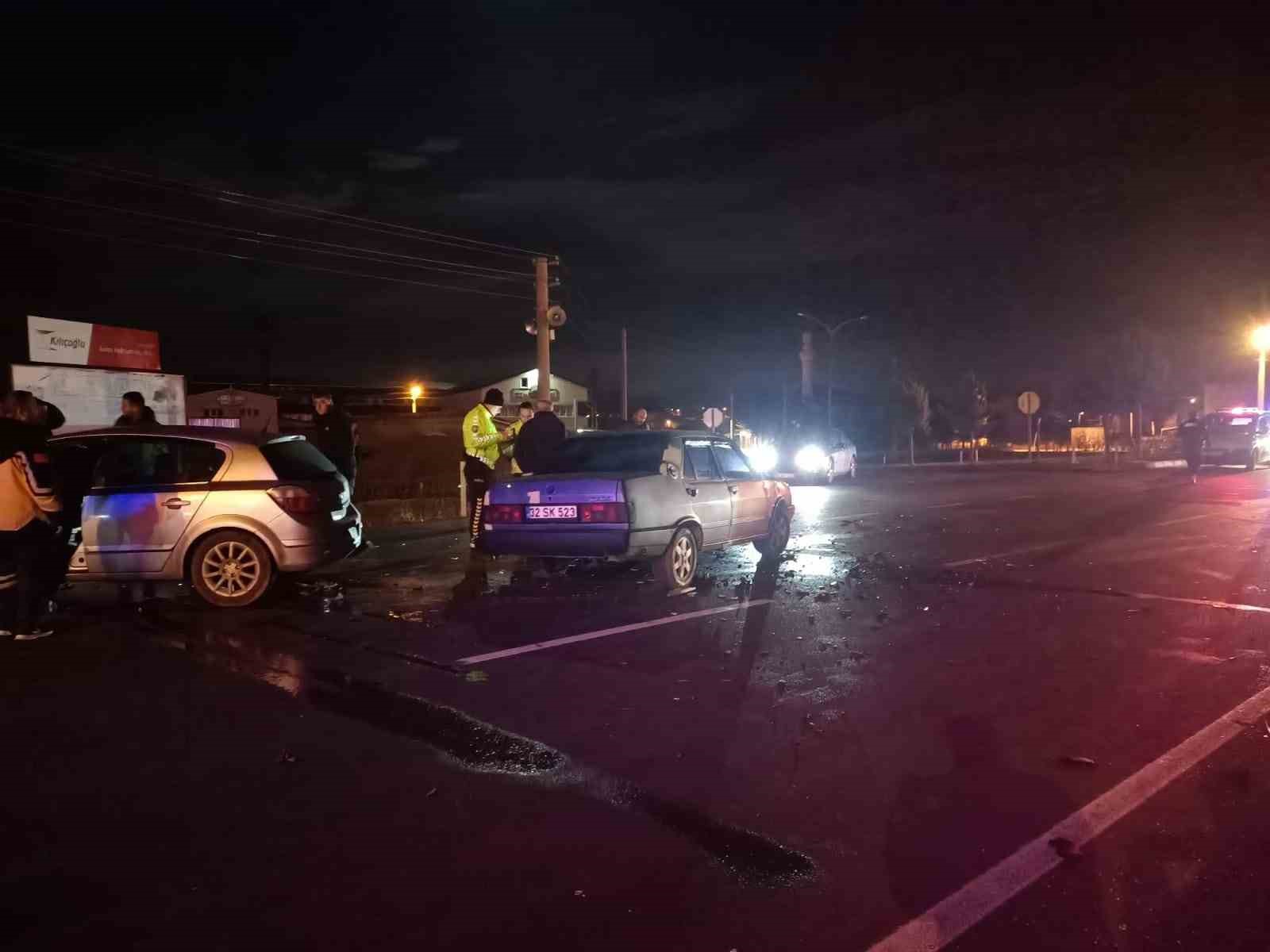 Isparta’da çarpışan otomobillerin sürücüleri hafif yaralandı
