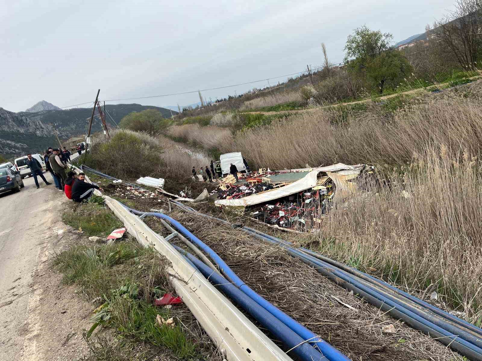 Isparta’da elma yüklü çekici kanala devrildi: 1 yaralı
