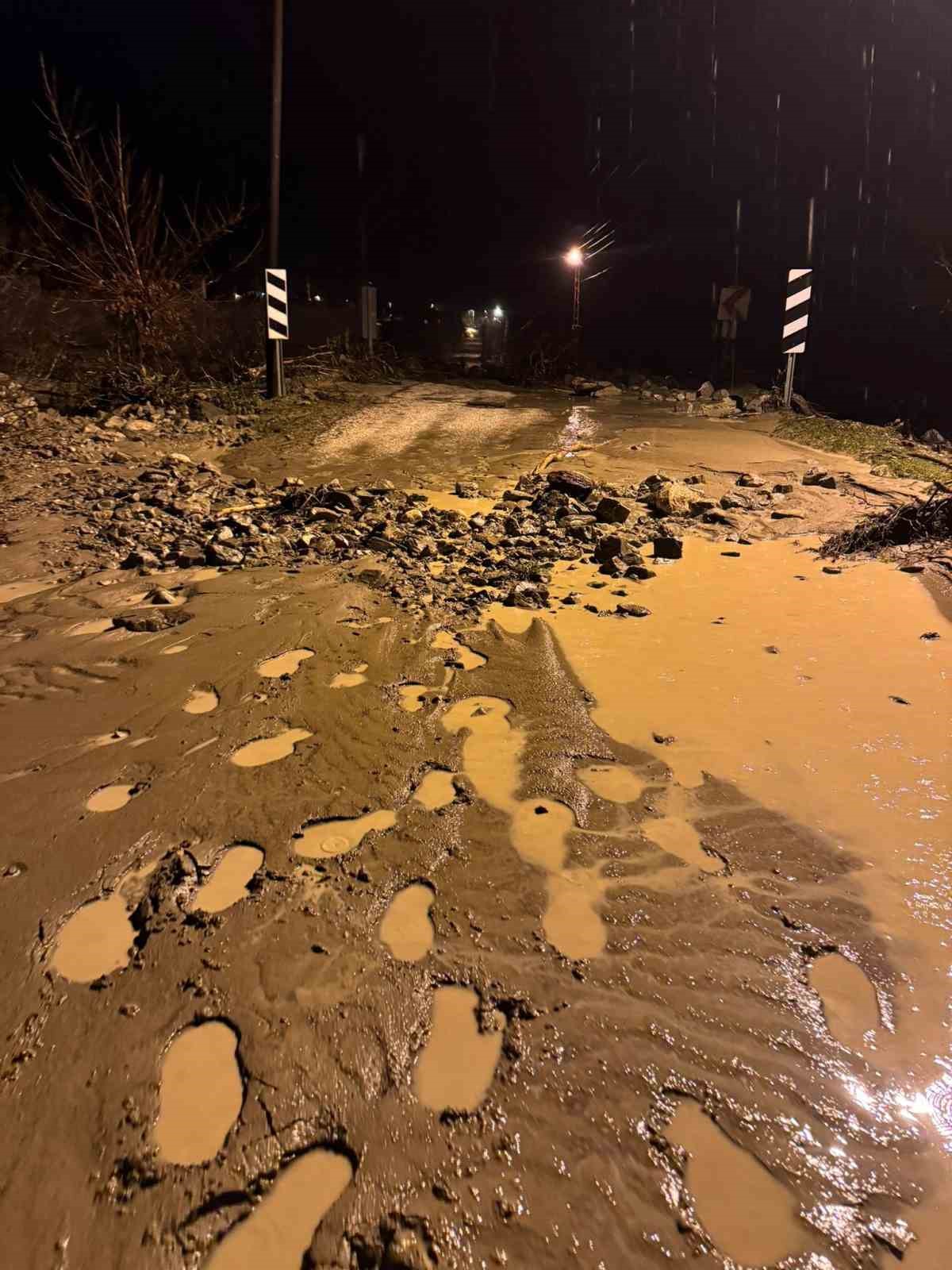 Isparta’da etkili olan sağanak yağmur nedeniyle bir köyde su baskınları yaşandı
