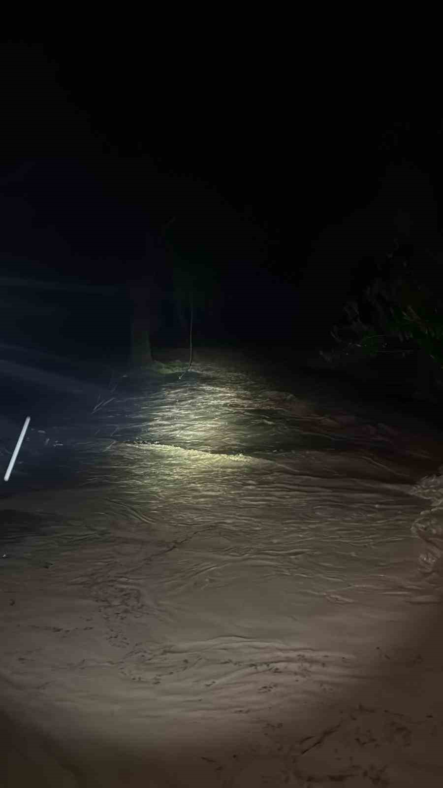 Isparta’da etkili olan sağanak yağmur nedeniyle bir köyde su baskınları yaşandı
