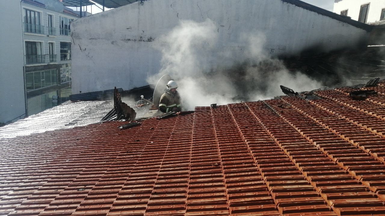 Isparta’da hurda işletmesinin çatısında yangın
