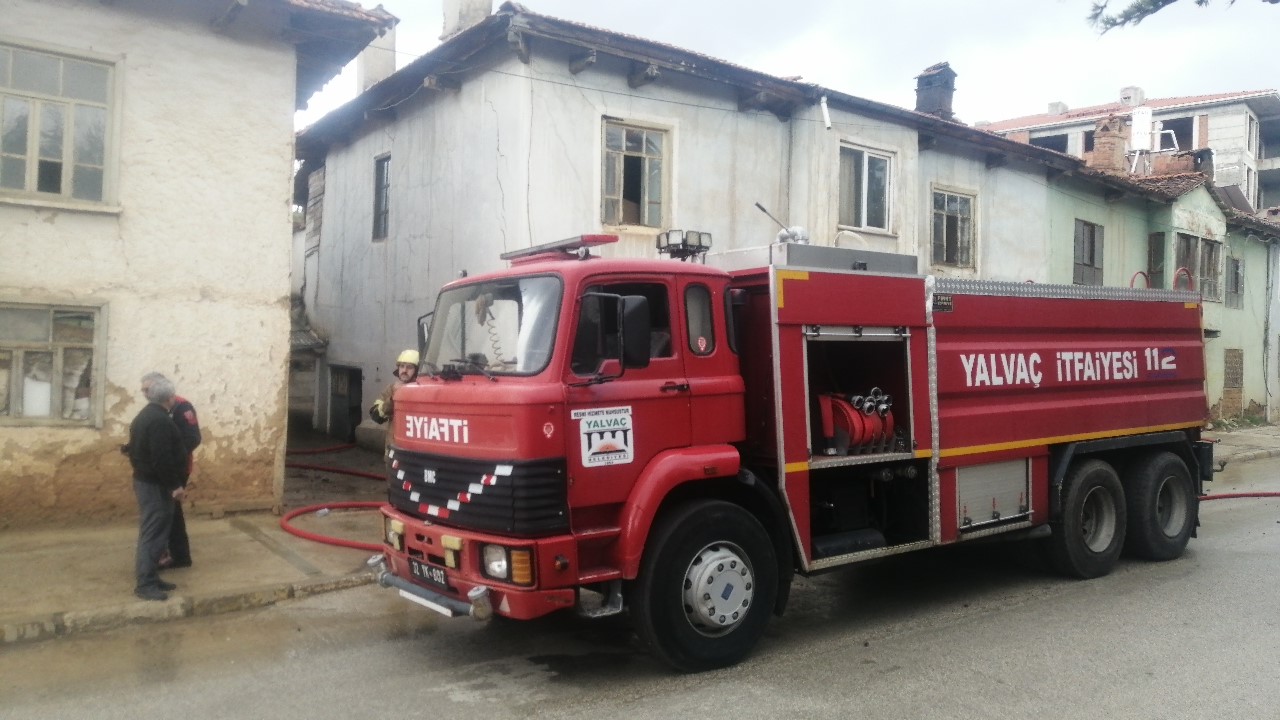 Isparta’da iki katlı ev alevlere teslim oldu
