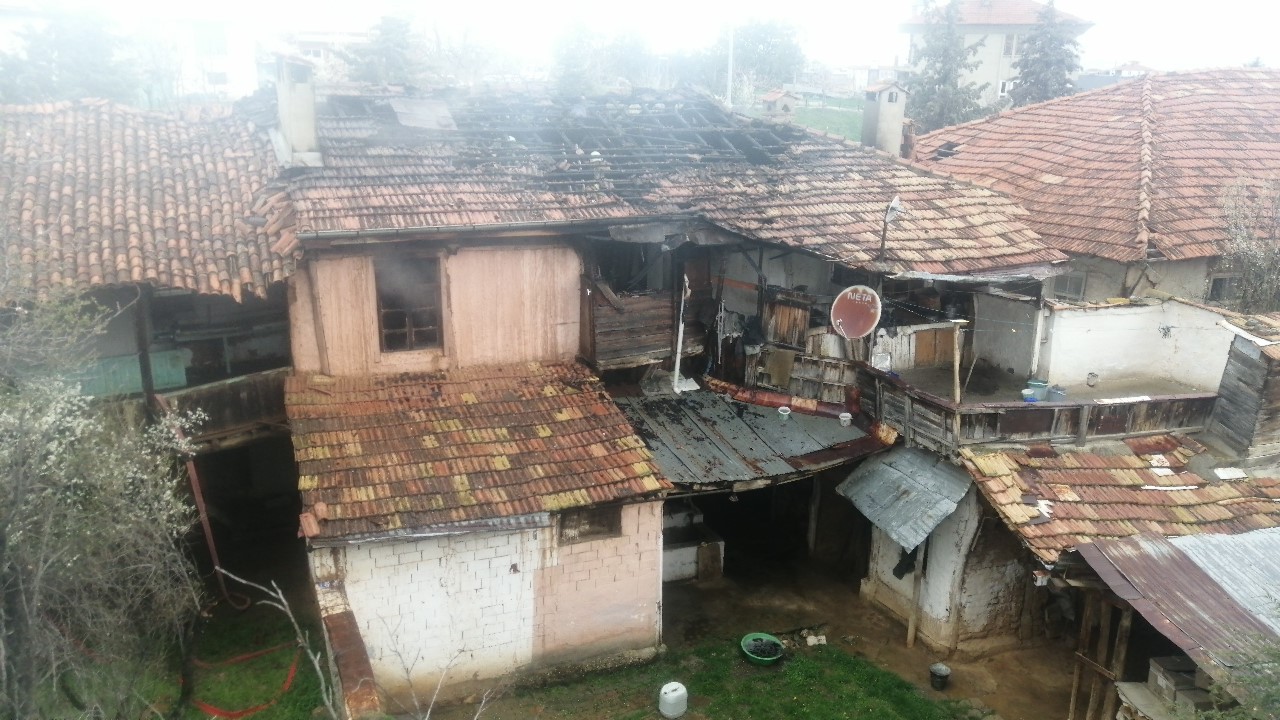 Isparta’da iki katlı ev alevlere teslim oldu
