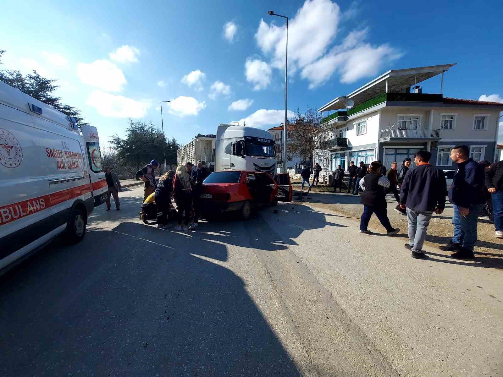 Isparta’da iki otomobil çarpıştı: 4 yaralı
