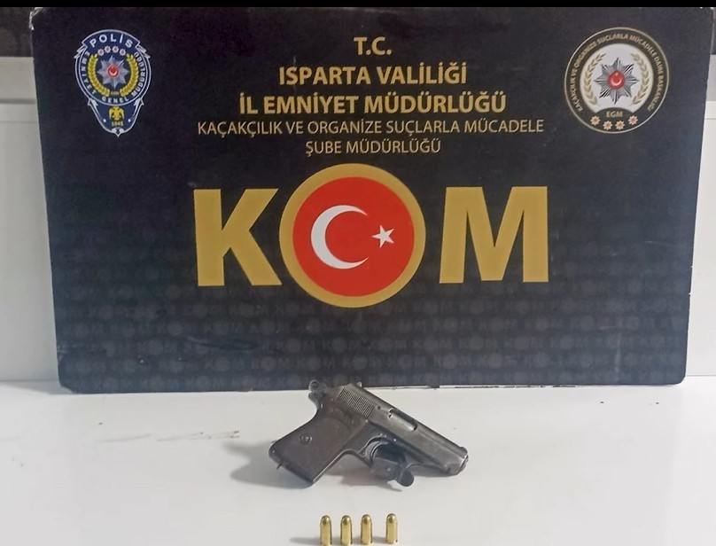 Isparta’da kaçakçılık operasyonunda binlerce kaçak ürün ele geçirildi
