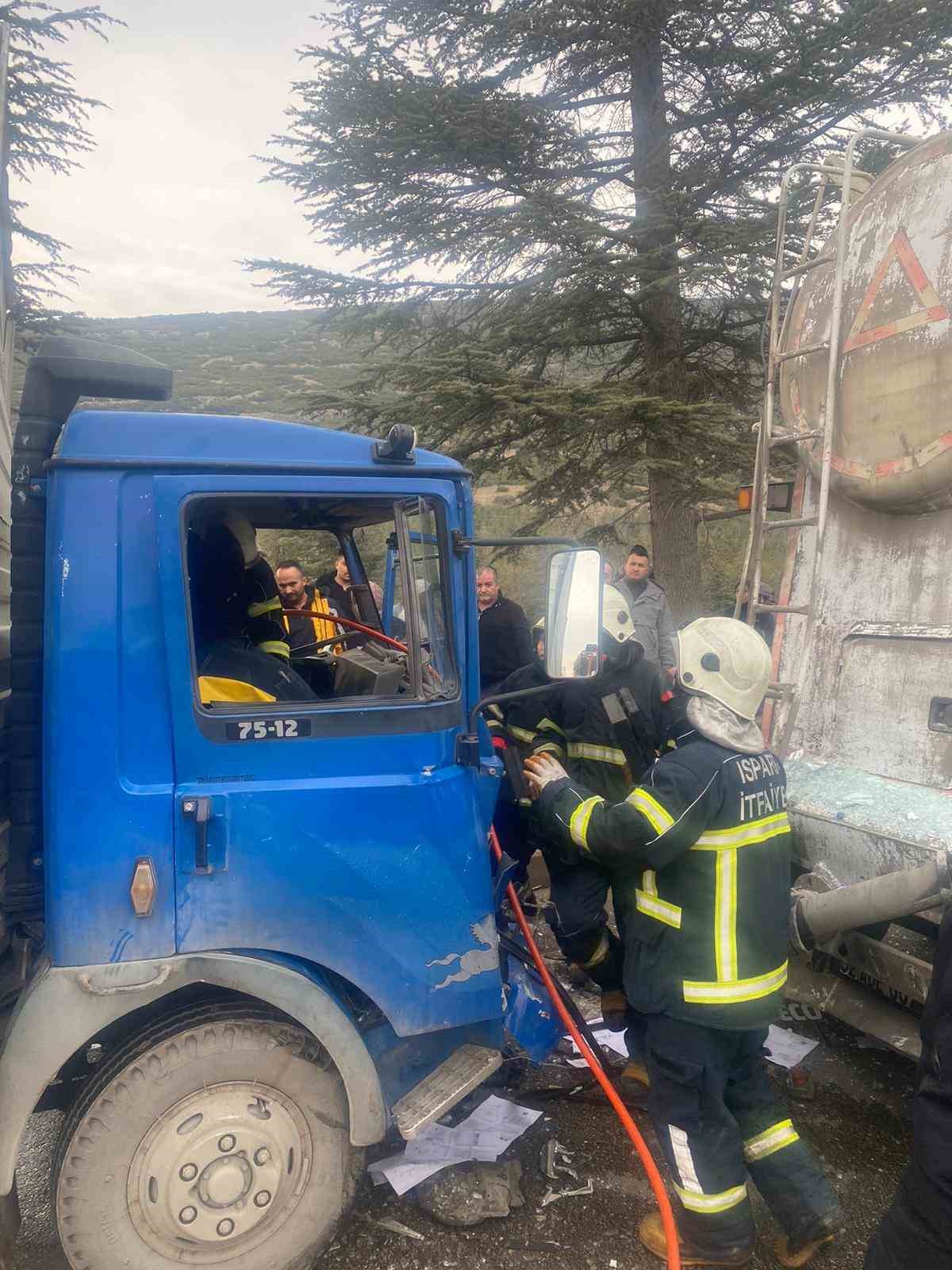 Isparta’da kamyonet ile mikser çarpıştı: 1 yaralı
