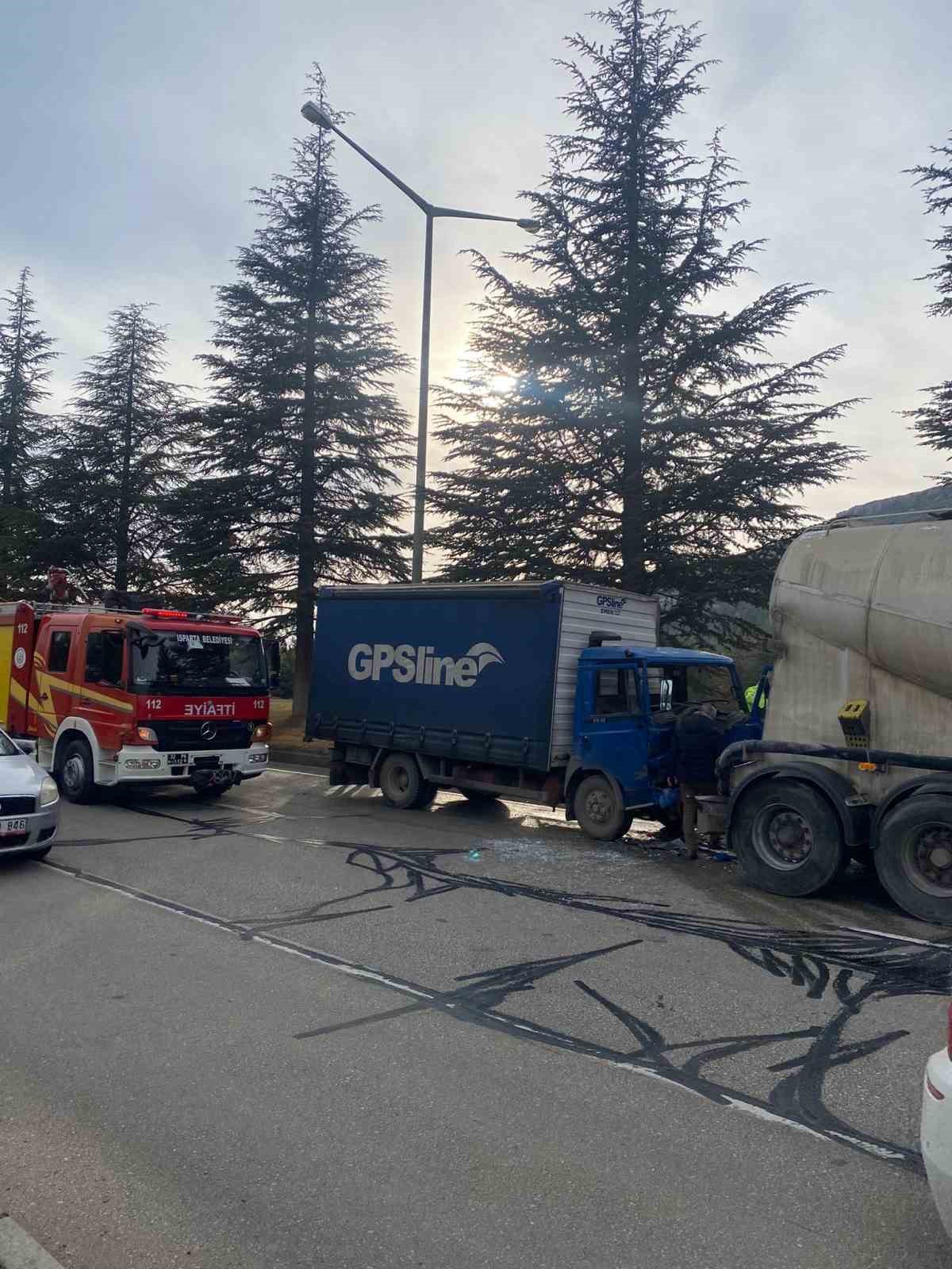 Isparta’da kamyonet ile mikser çarpıştı: 1 yaralı
