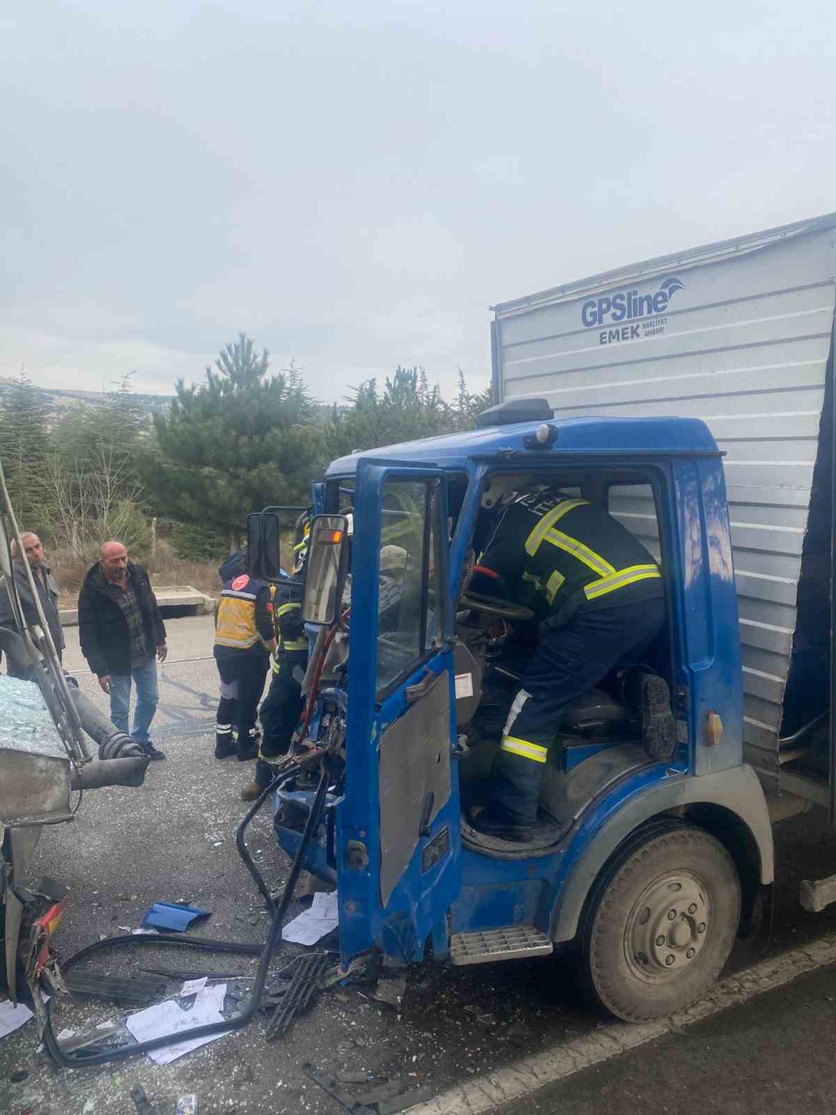 Isparta’da kamyonet ile mikser çarpıştı: 1 yaralı
