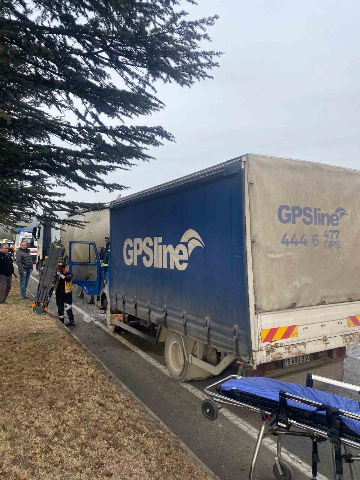 Isparta’da kamyonet ile mikser çarpıştı: 1 yaralı
