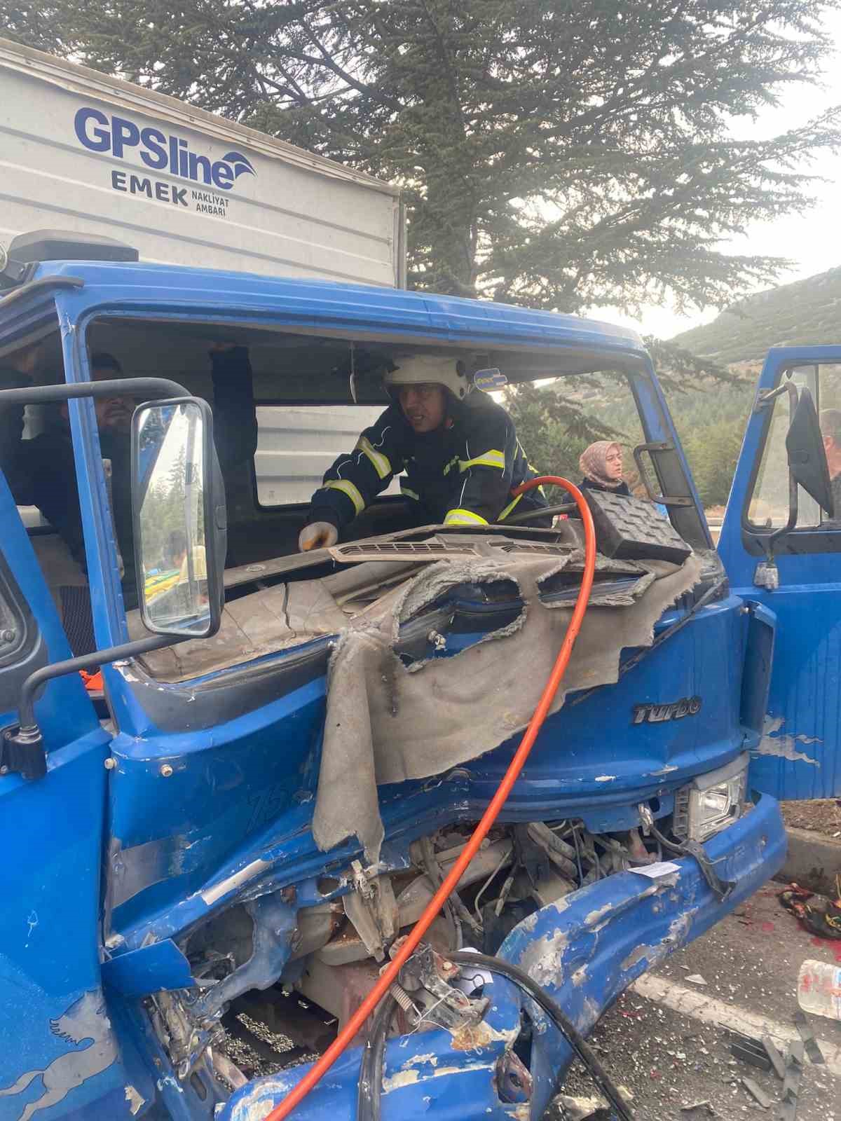 Isparta’da kamyonet ile mikser çarpıştı: 1 yaralı
