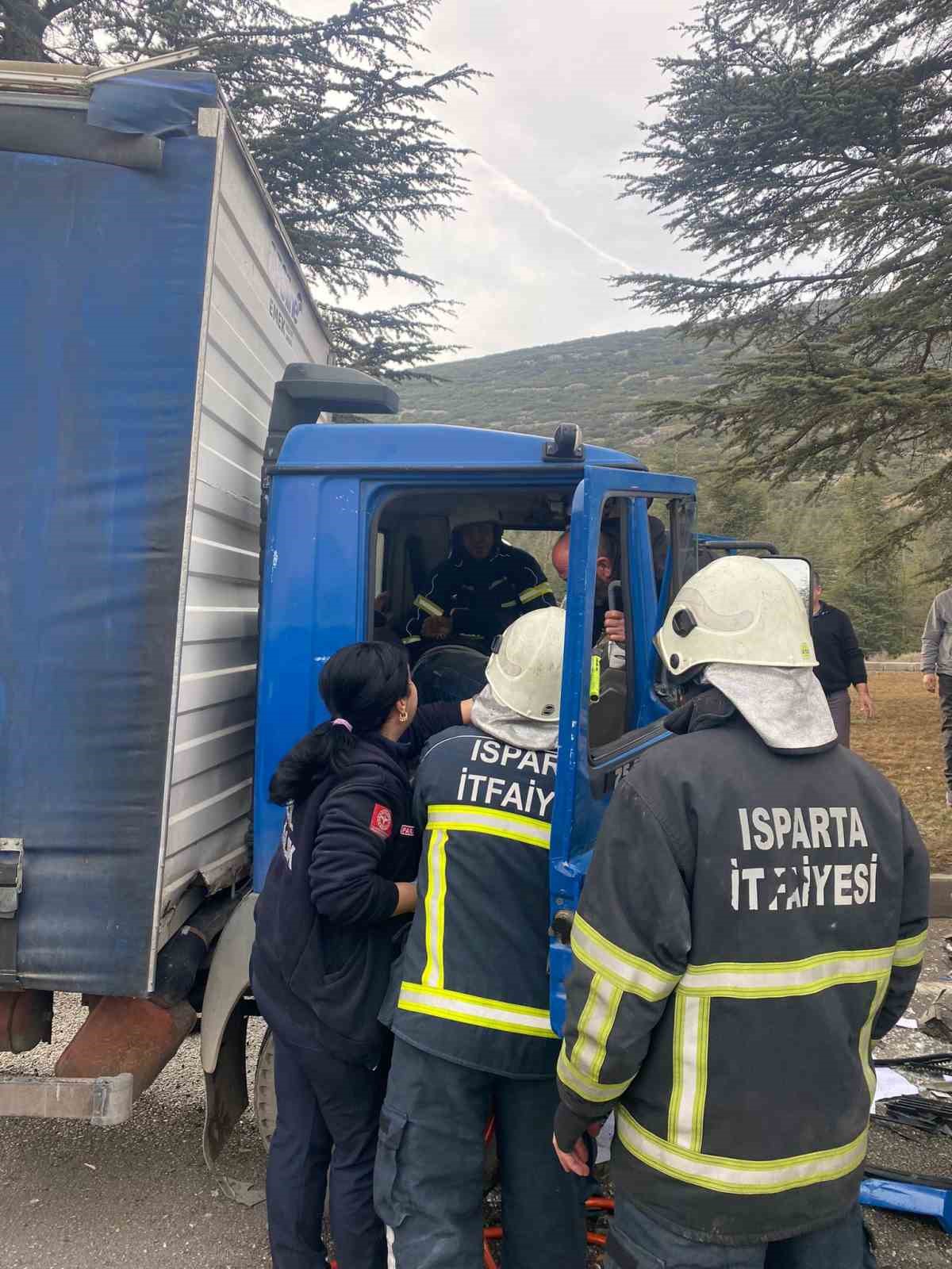 Isparta’da kamyonet ile mikser çarpıştı: 1 yaralı
