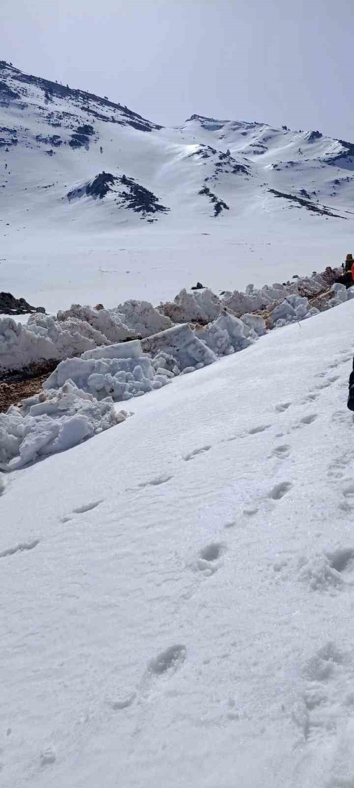 Isparta’da karla kaplı yaylada mahsur kalan 2 kişi kurtarıldı

