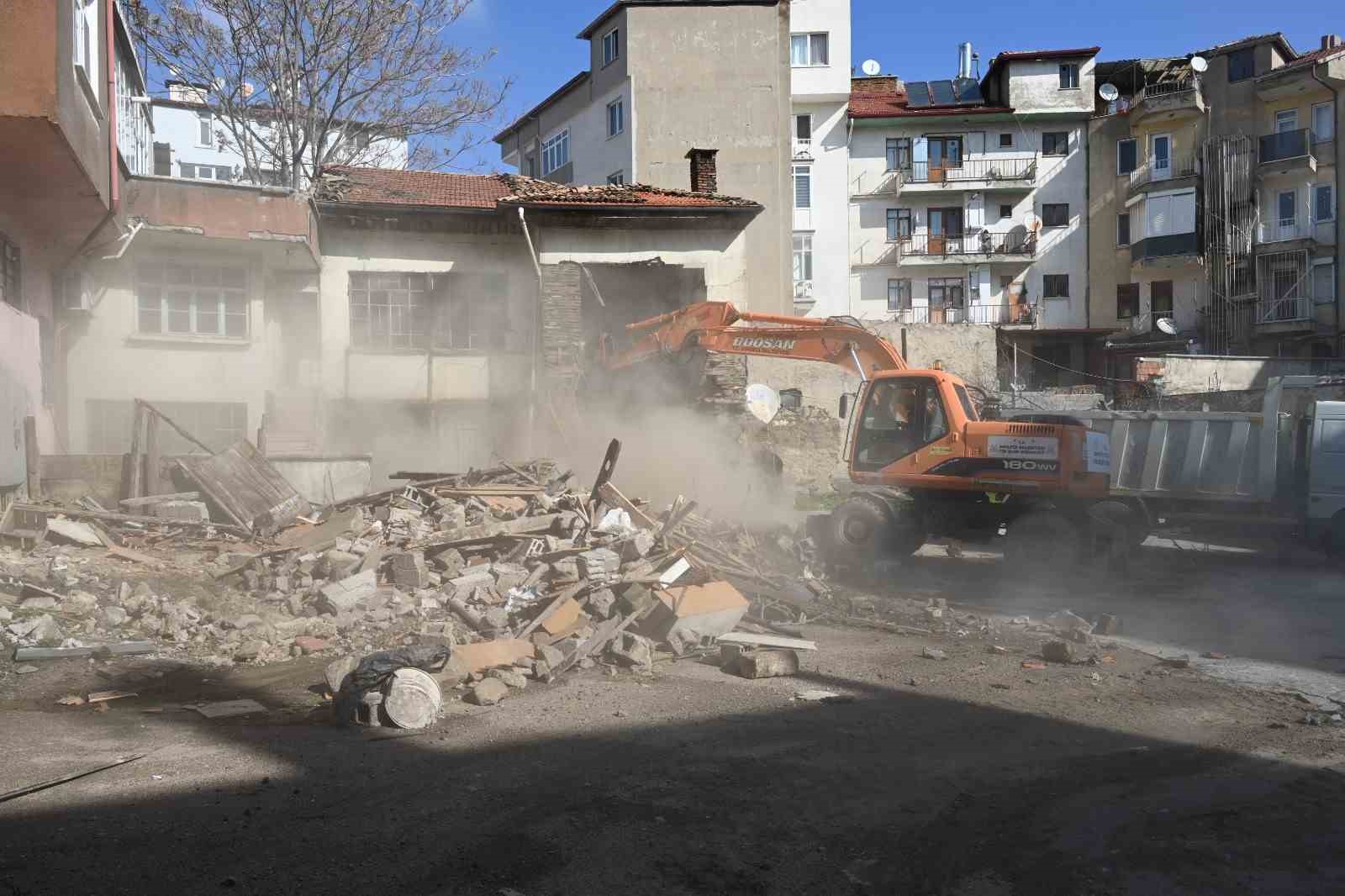 Isparta’da katlı otopark projesinde metruk binalar yıkıldı, çalışmalar hız kazandı
