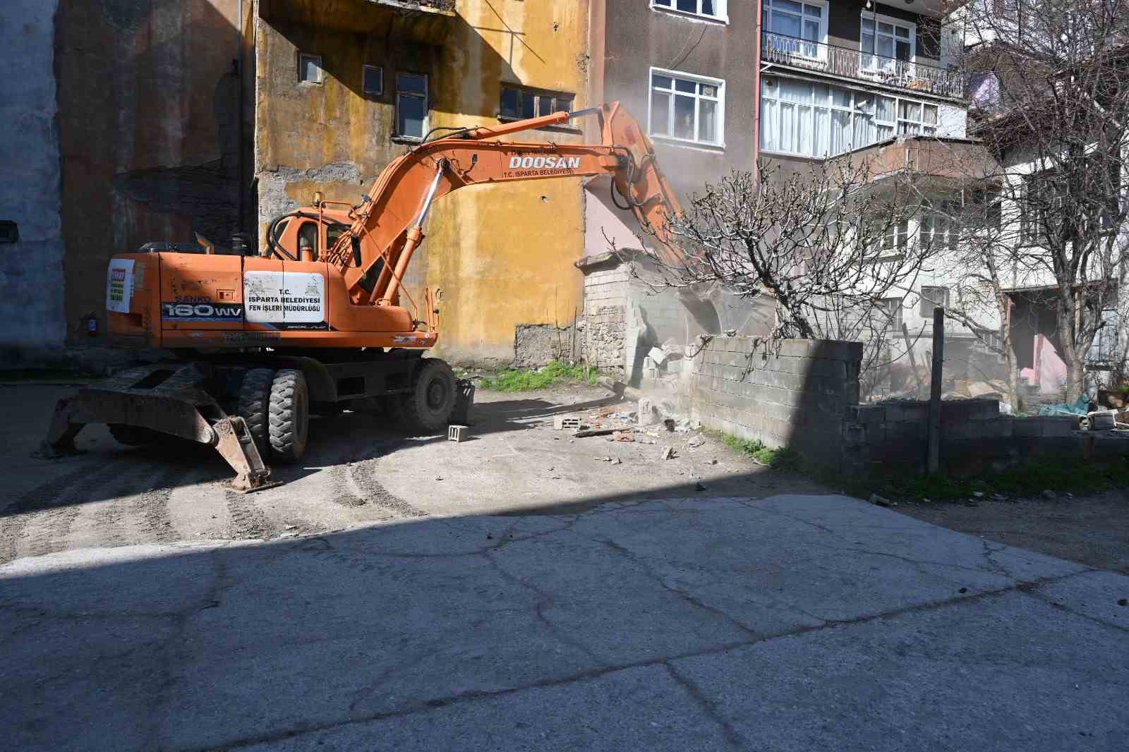 Isparta’da katlı otopark projesinde metruk binalar yıkıldı, çalışmalar hız kazandı
