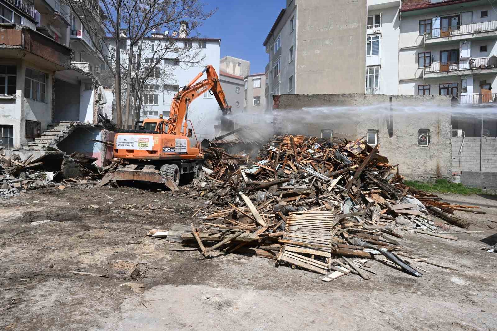 Isparta’da katlı otopark projesinde metruk binalar yıkıldı, çalışmalar hız kazandı
