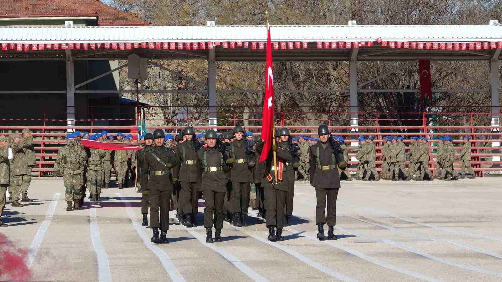 Isparta’da komandolar mezun oldu, aileler gurur ve duygu dolu anlar yaşadı
Isparta’da komandolar mezun oldu, aileler gurur ve duygu dolu anlar yaşadı