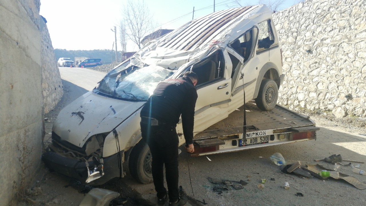 Isparta’da kontrolden çıkan araç köprüden uçtu: 1’i ağır 3 yaralı
