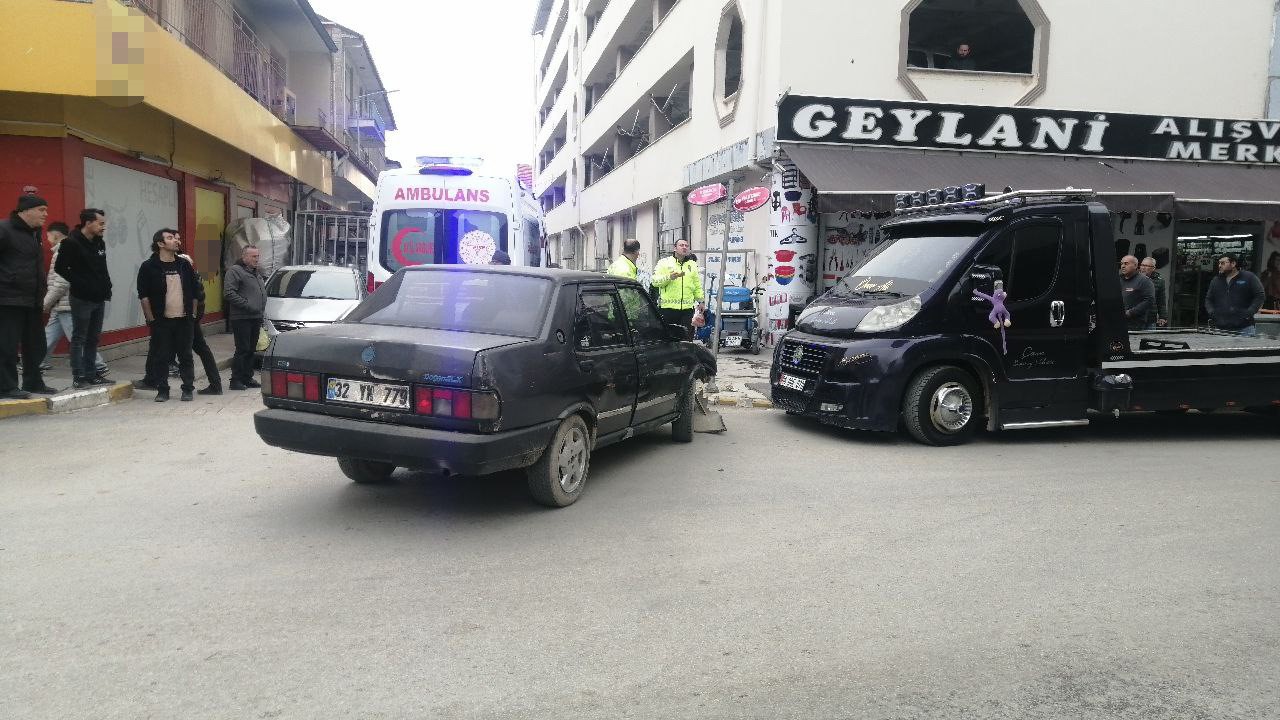 Isparta’da kontrolden çıkan otomobil yayaya çarptı: 1 yaralı
