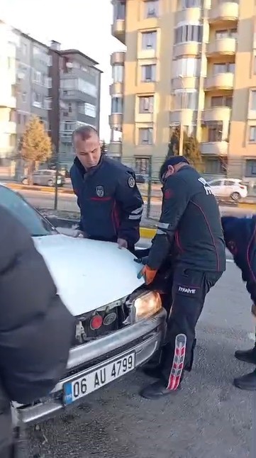 Isparta’da otomobil ışıklarda bekleyen araca çarptı: 1 yaralı
