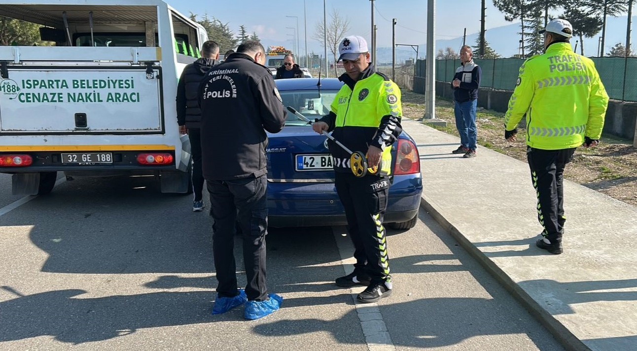 Isparta’da otomobille çarpışan motosiklet sürücüsü hayatını kaybetti

