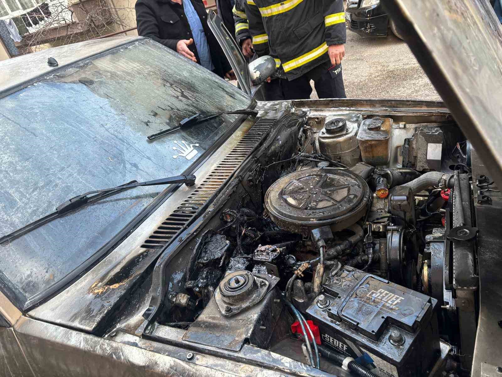 Isparta’da park halindeki Tofaş’ın motor kısmı yandı
