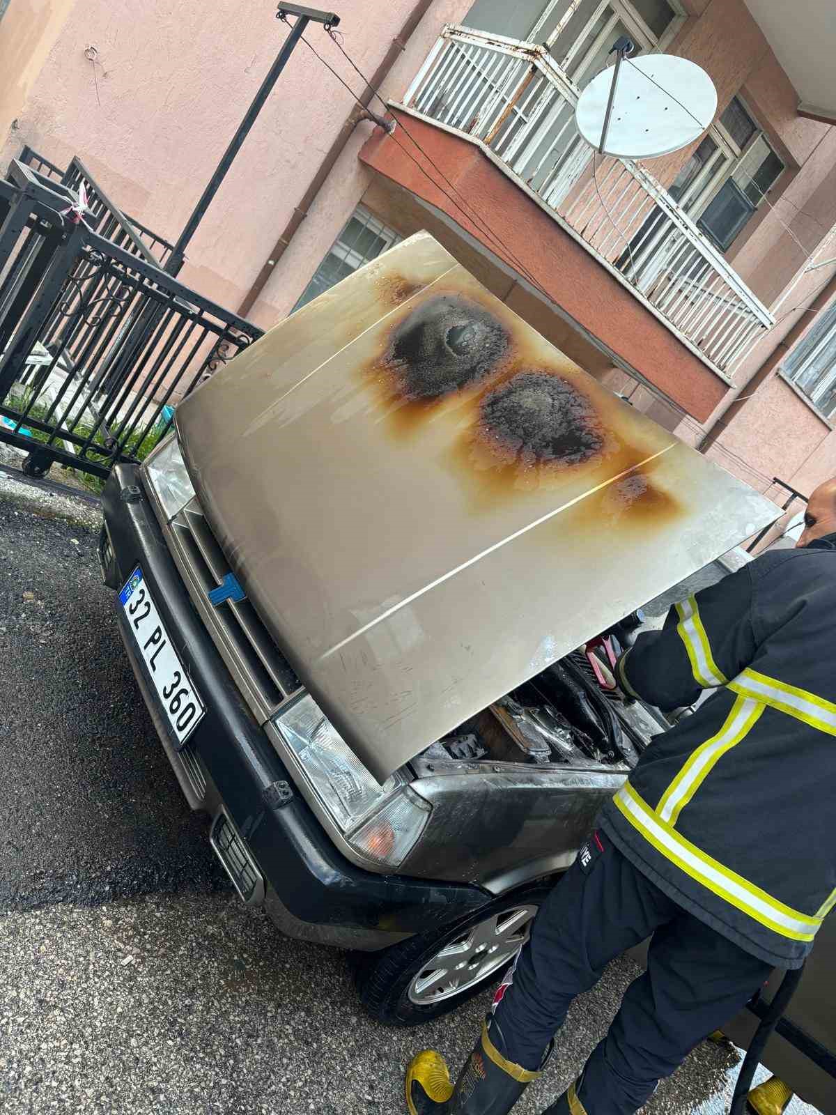 Isparta’da park halindeki Tofaş’ın motor kısmı yandı
