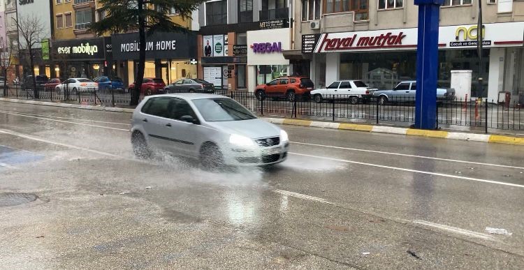 Isparta’da sağanak ve fırtına hayatı olumsuz etkiledi
