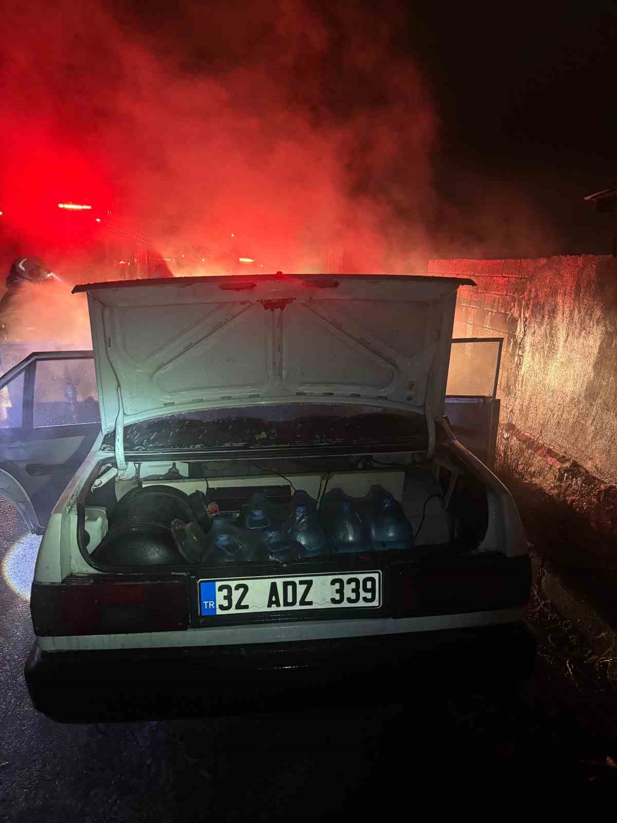 Isparta’da seyir halindeki Fiat Tofaş otomobil alev aldı
