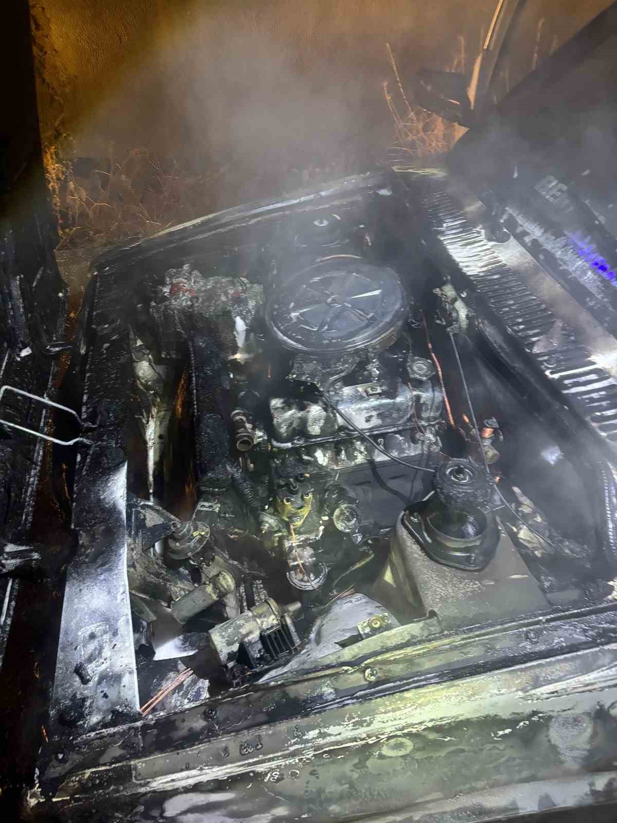 Isparta’da seyir halindeki Fiat Tofaş otomobil alev aldı
