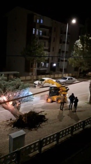 Isparta’da şiddetli fırtına cami külahını yerinden söktü
