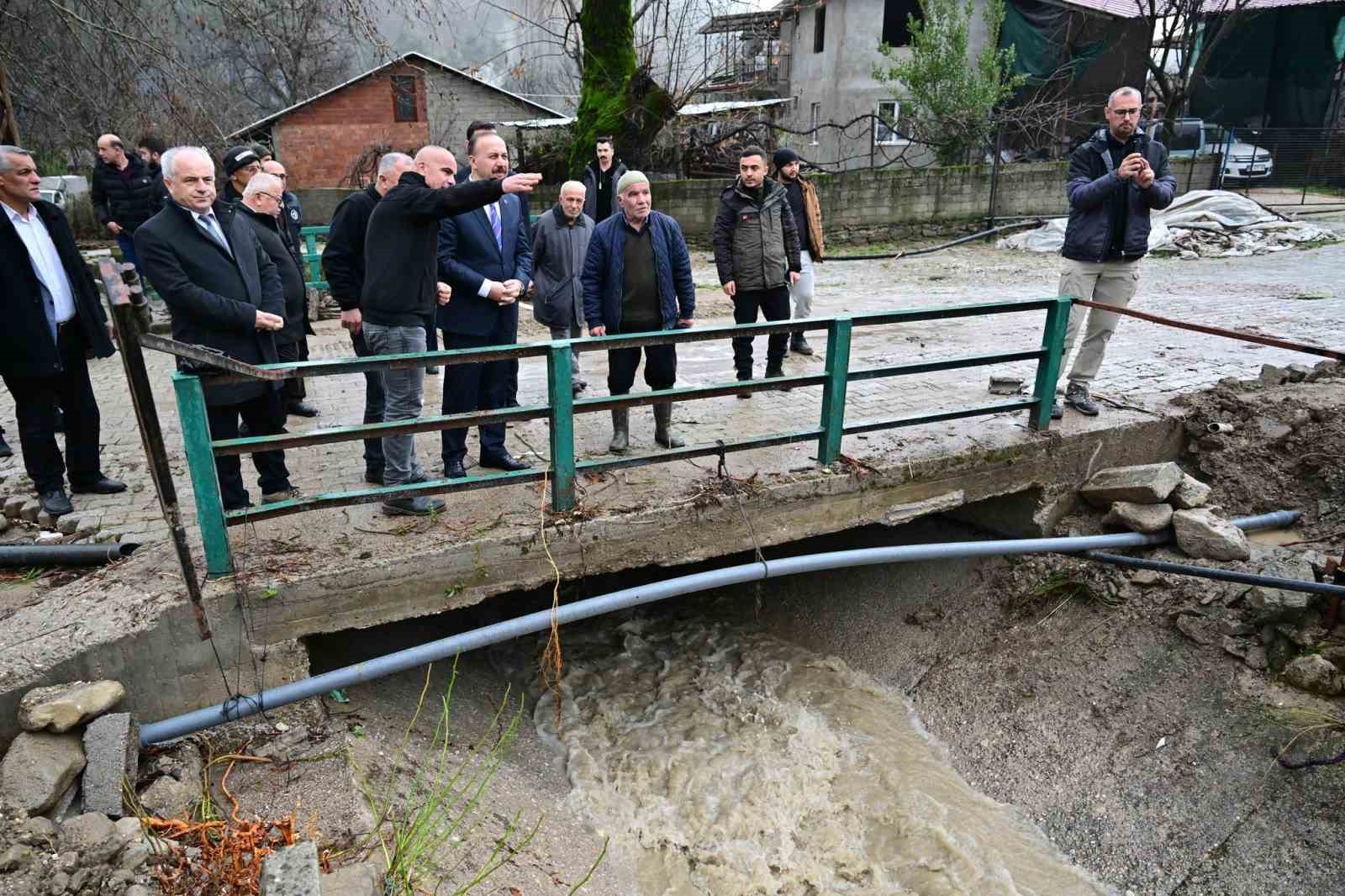 Isparta’da su baskını meydana gelen köyde hasar tespit çalışmaları başladı
