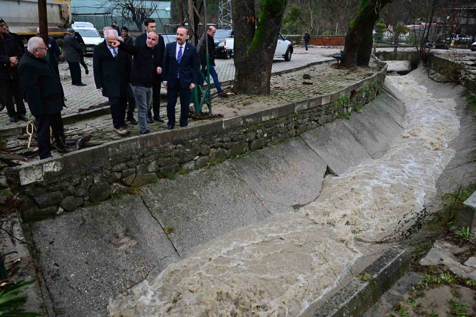 Isparta’da su baskını meydana gelen köyde hasar tespit çalışmaları başladı
