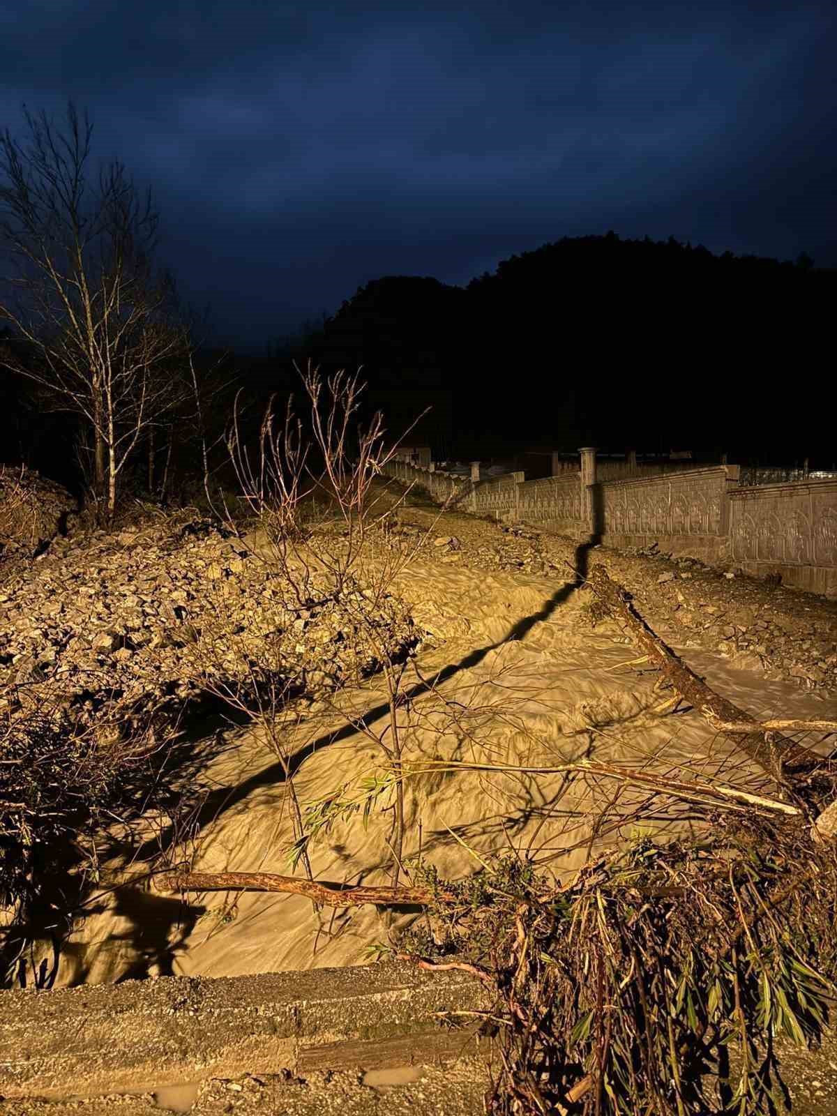 Isparta’da su baskını meydana gelen köyde hasar tespit çalışmaları başladı
