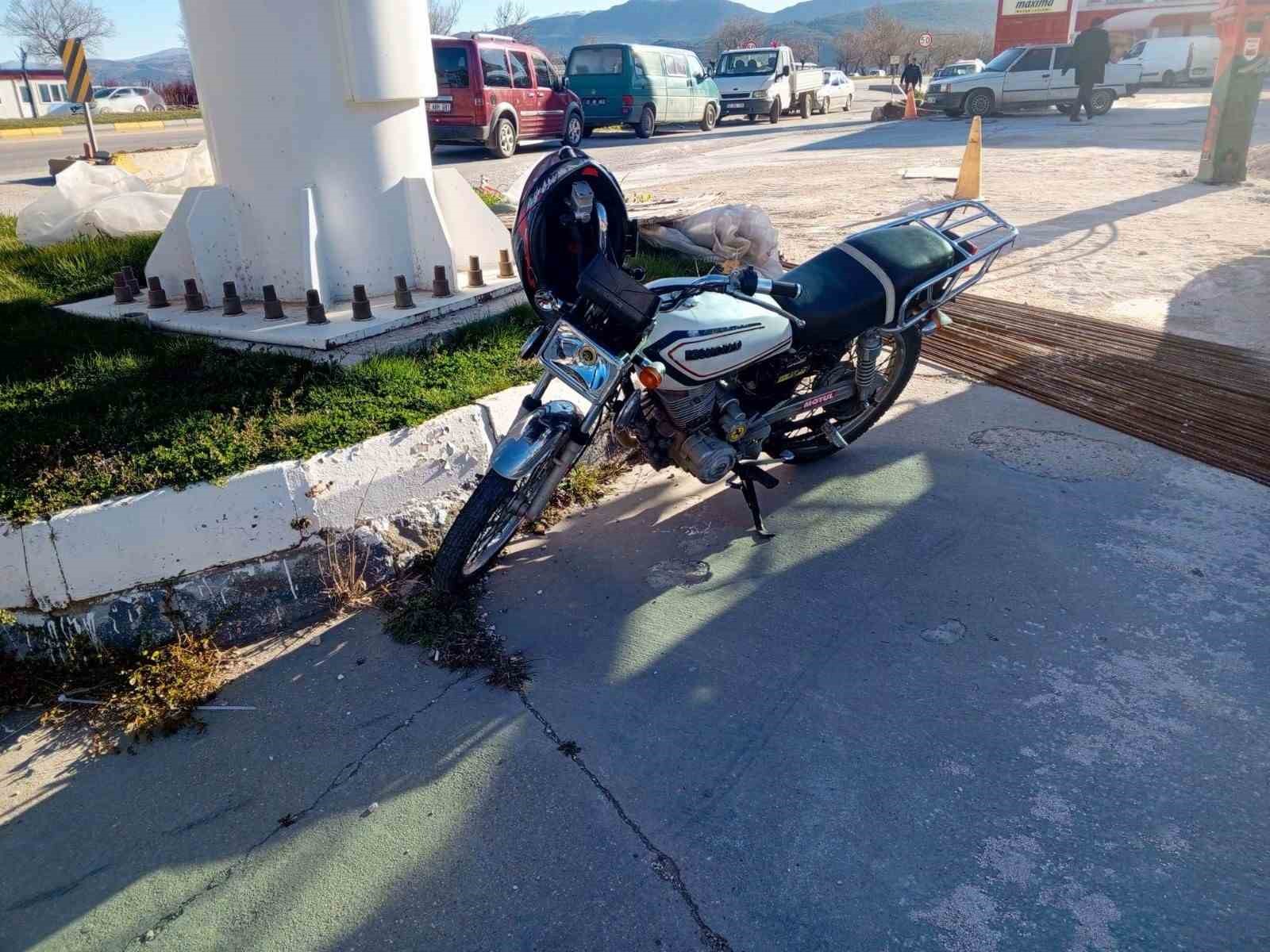 Isparta’da sürücüsünün kontrolünden çıkan motosiklet yola savruldu: 1 yaralı
