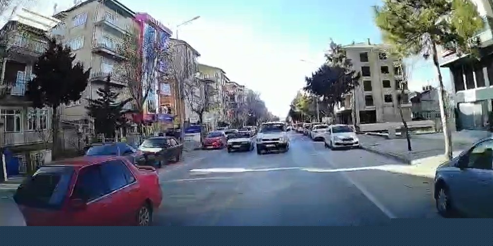 Isparta’da tehlikeli sollama kamerada: Kazadan kıl payı kurtuldu
