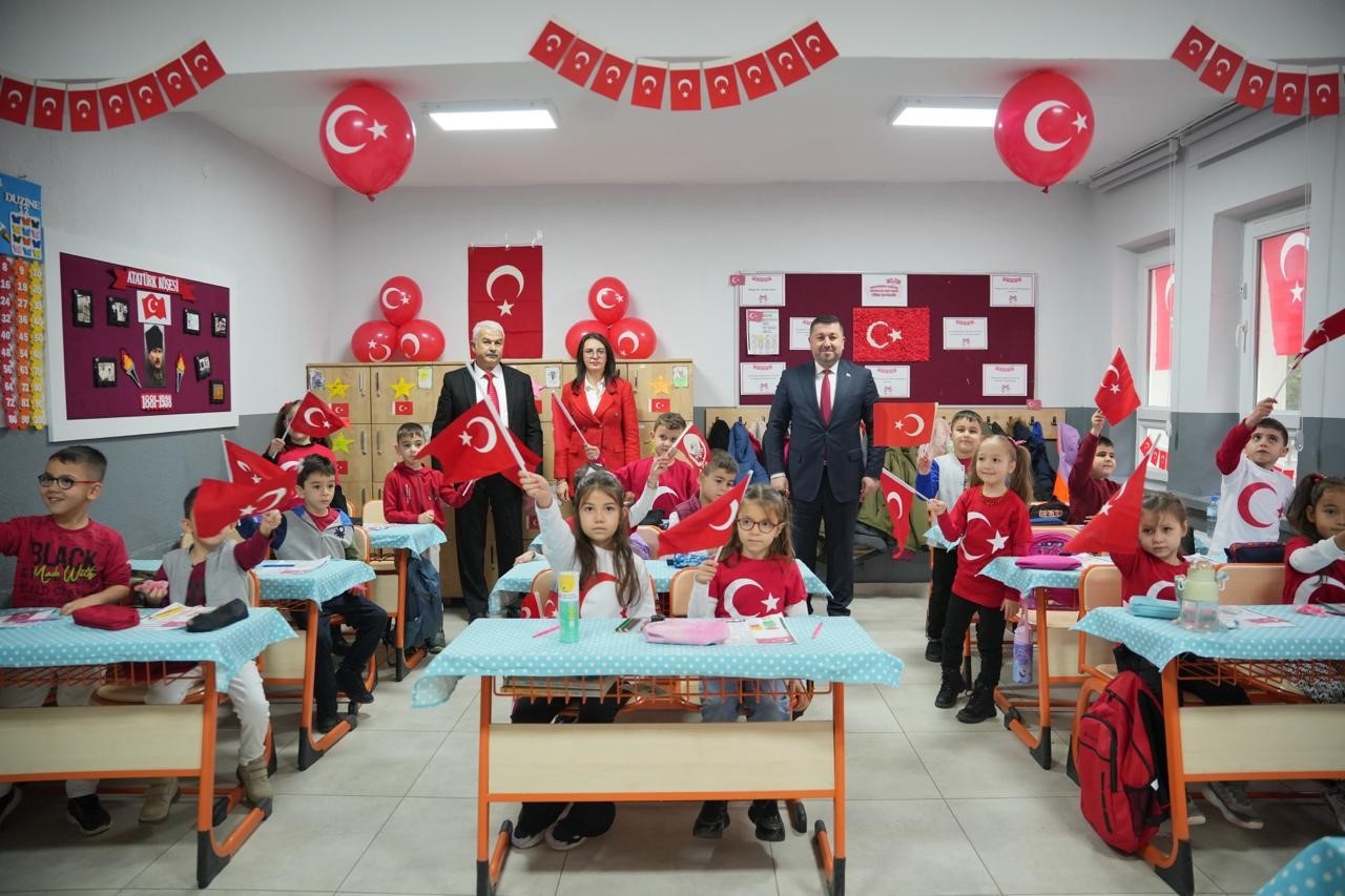 Isparta’daki okullarda ikinci yarıyılın ilk dersi bayrak sevgisi oldu
