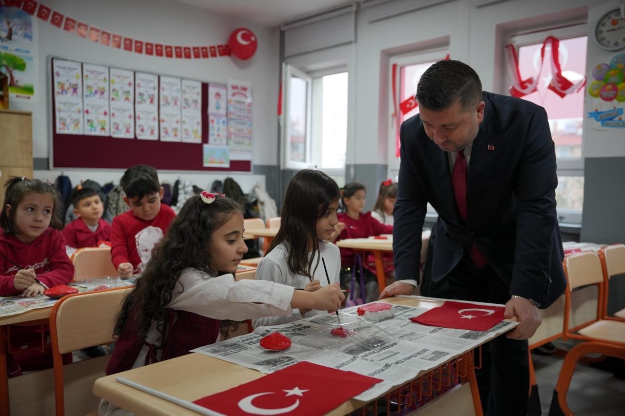 Isparta’daki okullarda ikinci yarıyılın ilk dersi bayrak sevgisi oldu
