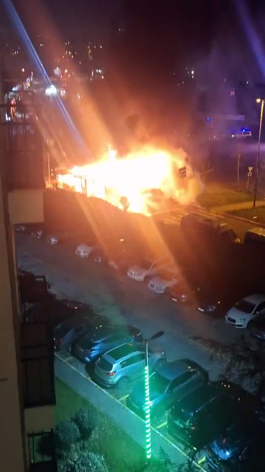 Ispartakule’de İETT Halk Otobüsü alev topuna döndü
