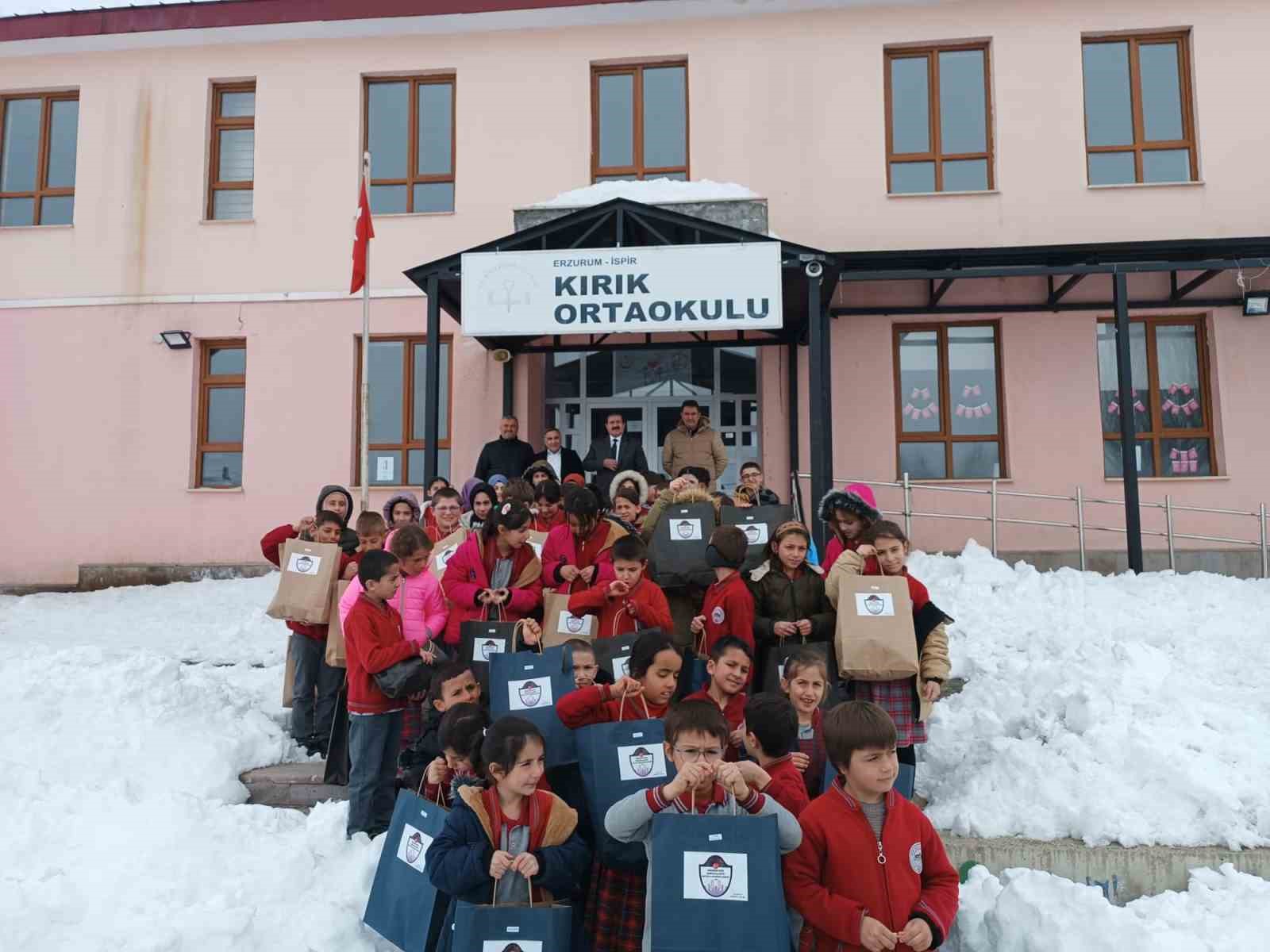 İspir’de öğrencilere Ramazan ayında anlamlı yardım
